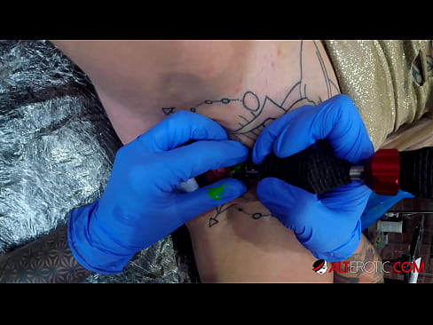 ❤️ Mrembo mwenye tatoo nyingi sana Sully Savage alijichora tattoo kwenye kisimi chake ☑ ﹏